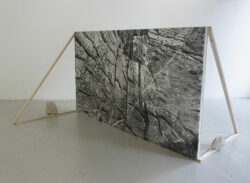 Paroi singulière, fusain sur papier, 2022 (c) Caroline Regnier