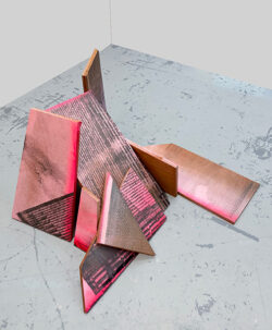 PLAY.EL, Jaga Jankowska Cappigny, 2022, acrylique et sérigraphie sur bois ©Jaga Jankowska Cappigny