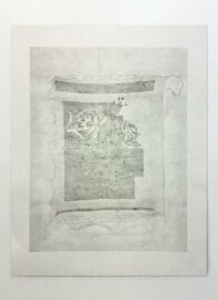 Pressure Points - Trace of a Final Burial, Maggie Cardelús, transfert sur papier par papier carbone, 72x52 cm, 2026 Pressure Points - Trace of a Final Burial, Maggie Cardelús, transfert sur papier par papier carbone, 72x52 cm, 2026