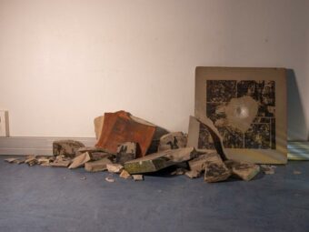 M2, Ali Arkady, monolithographie sur pierres calcaires, installation de 15 pièces, pièce principale : 80x 80x5 cm + 14 pièces de dimensions variables, 2019-2026 M2, Ali Arkady, monolithographie sur pierres calcaires, installation de 15 pièces, pièce principale : 80x 80x5 cm + 14 pièces de dimensions variables, 2019-2026